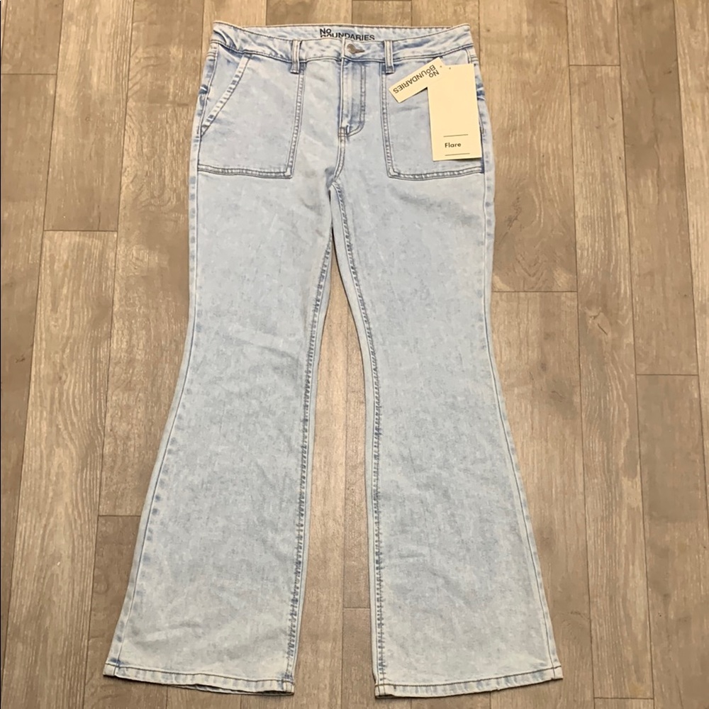 Womens NWT No Boundaries Light Wash Flare Jeans - Picture 2 of 9